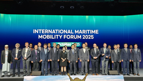 ‘2025 첨단 해양 모빌리티 국제포럼’ 참석자들이 기념 촬영을 하고 있다