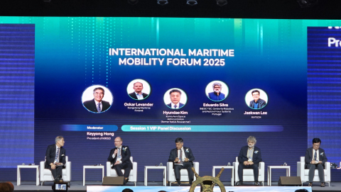 ‘2025 첨단 해양 모빌리티 국제포럼’에서 VIP 패널토론이 진행되고 있다