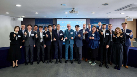 한-덴 기술협력 세미나 참석자들이 기념사진을 촬영하고 있다