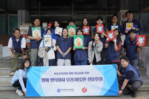 한국청소년연맹이 바이오스마트그룹(출판사 시공사)으로부터 도서 6200권을 기부받고 임직원들과 기념 촬영을 하고 있다