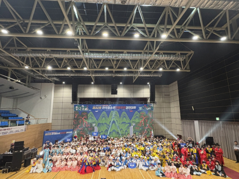 제32회 전국청소년전통문화경연대회 본선 진출 10개 팀이 대회를 마친 뒤 기념 단체사진을 촬영하고 있다