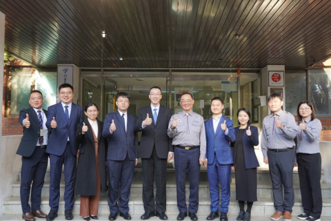 한국청소년연맹 임직원이 공청단 상해청년연합회 청소년 지도자 대표단과 함께 단체사진을 촬영하고 있다