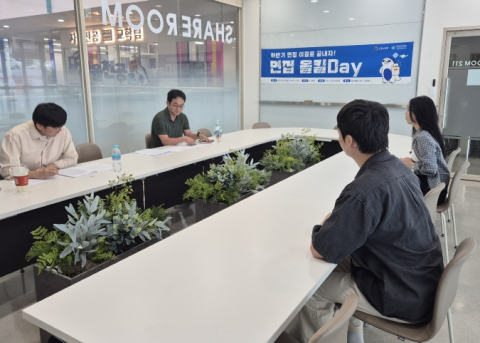 학생들이 모의 면접에 참여하고 있다