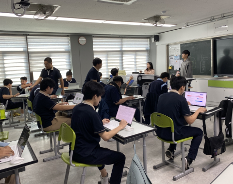 인평자동차고등학교 학생들이 취업 역량 강화 프로그램에 참여하고 있다