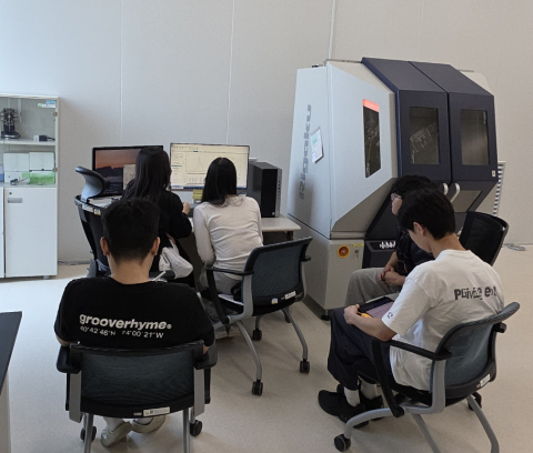 학생들이 첨단장비 실무교육에 참여하고 있다