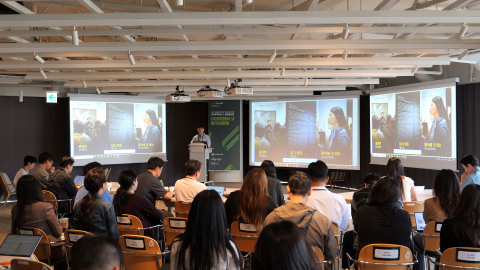 버킷트래블 명선아 대표가 국내 VC 및 이해관계자들과 마주보며 기업 비전과 성장 전략을 설득력 있게 전하고 있다