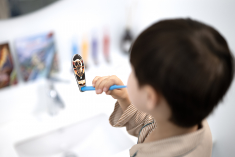 덴티스토리는 국내 최초의 스토리 칫솔 ‘덴티스토리’를 출시했다고 30일 밝혔다. 덴티스토리는 양치 중에도 캐릭터를 볼 수 있어 양치를 거부하던 아이도 적극적으로 참여한다