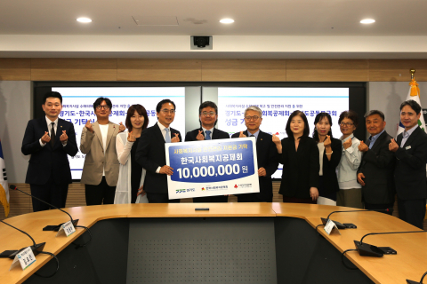 참석자들이 단체 기념 촬영을 하고 있다