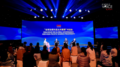 CGTN 진행자 톈웨이와 전문가들이 10월 25일 중국 수도 베이징에서 열린 ‘글로벌 거버넌스와 아시아태평양 공동 번영을 위한 대화’ 패널 토론에 참석하고 있다(이미지: CGTN/