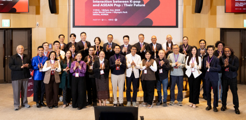 ‘2025 ROUND MUSIC FORUM(라운드 뮤직 포럼)’ 참석자들이 기념사진을 촬영하고 있다