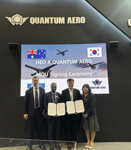 경기 고양시 킨텍스(KINTEX)에서 열린 ‘2025 서울 국제 항공우주 및 방위산업 전시회(ADEX)’에서 퀀텀에어로와 호주 HEO가 업무협약을 체결하고 기념사진을 촬영하고 있다
