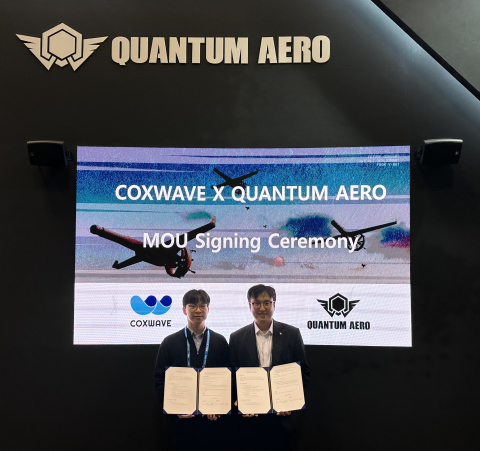 왼쪽부터 콕스웨이브 김주원 대표와 퀀텀에어로 전동근 의장이 ‘2025 서울 국제 항공우주 및 방위산업 전시회(ADEX)’에서 MOU 체결 후 기념촬영을 하고 있다(제공=퀀텀에어로)