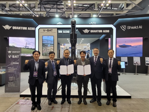 ‘2025 서울 국제 항공우주 및 방위산업 전시회(ADEX)’에서 퀀텀에어로와 전자신문 관계자가 업무협약 체결 후 기념촬영을 하고 있다