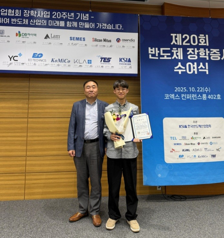 왼쪽부터 아센디아 윤종환 부사장이 박성혁 학생에게 장학증서 전달 후 기념 촬영을 진행하고 있다