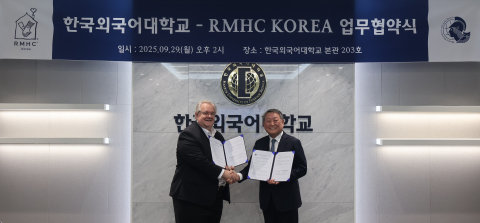 RMHC Korea 제프리 존스 회장(왼쪽)과 한국외국어대학교 박정운 총장이 9월 29일 한국외국어대학교에서 업무협약 체결을 기념하며 기념촬영을 하고 있다
