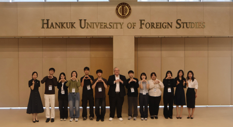 한국외국어대학교 RMHC 서포터즈 ‘하트브릿지’ 발대식에서 RMHC Korea 제프리 존스 회장과 한국외대 학생들이 함께 기념촬영을 하고 있다