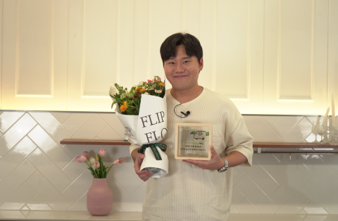 개그맨 이세진이 기념 액자를 들고 서 있다