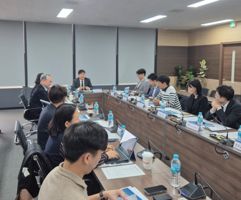 황호원 항공안전기술원장과 주요 기관 및 학계의 전문 위원들이 항공안전 AI 추진 전략에 대해 논의하고 있다