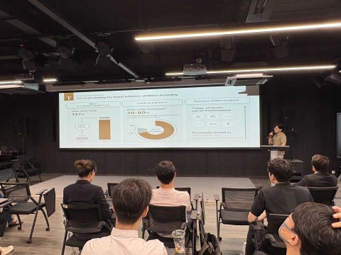 트레져러 COO 김윤배 이사가 태국에서 열린 ‘2025 서울창업허브 공덕 글로벌 진출 프로그램’에서 자사의 AI 금융 분석 플랫폼을 소개하고 있다