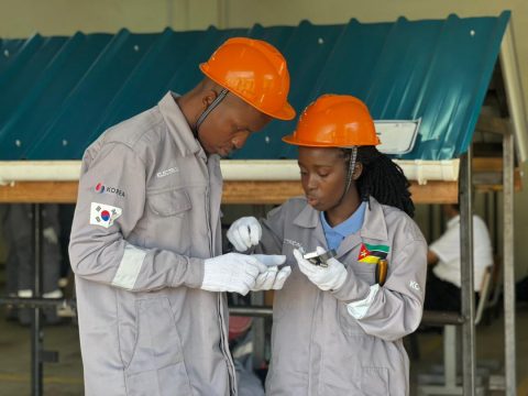 10월 2일 우간다 수도 캄팔라에 위치한 은틴다 직업훈련원 실습장에서 열린 ‘학생 기능경기대회’에서 학생들이 의견을 교환하며 과제인 ‘에코하우스’를 만들고 있다