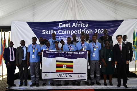 10월 2일 우간다 수도 캄팔라에 위치한 은틴다 직업훈련원 실습장에서 열린 ‘학생 기능경기대회’에서 최우수상을 받은 우간다 팀이 트로피와 메달을 들고 기념사진을 촬영하고 있다