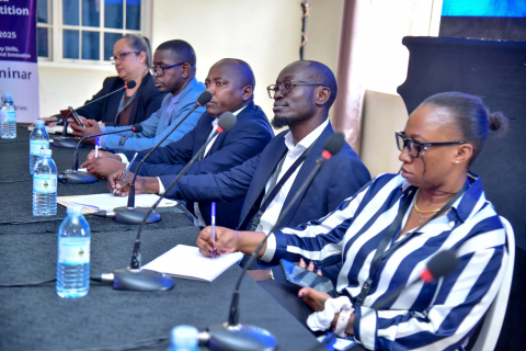 10월 1일 우간다 수도 캄팔라에 위치한 은틴다 직업훈련원 다목적 강당에서 열린 ‘동아프리카 직업훈련 프로그램 경험공유 및 개선논의 세미나’에서 각국 참석자들이 사례 발표를 듣고