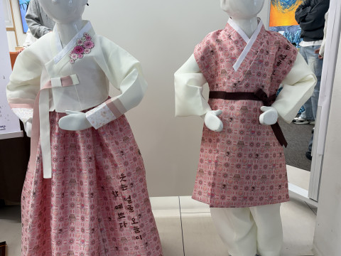 청소년들이 창작한 남녀한복. ‘웃음’을 주제로 호랑이, 까치, 신라의 미소, 연꽃 등 4개의 한국적 상징 패턴과 ‘웃는 얼굴, 오늘이 참 예쁘다’ 문구가 디자인에 활용됐다