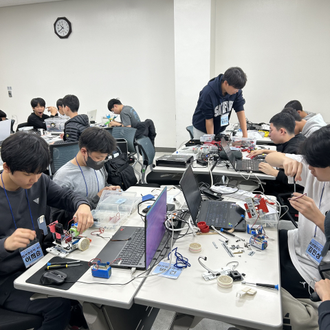 ‘2024년 제15회 K로봇대회with로빛’ 참가 청소년들이 미션형 창작 로봇 제작을 하고 있다