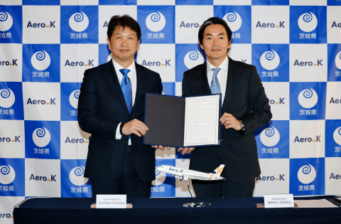 이바라키공항을 통한 관광활성화 업무협약(MOU)에 서명한 오이가와 카즈히코 이바라키현 지사(왼쪽)와 에어로케이항공 강병호 대표이사