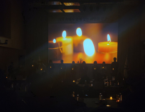 고인을 추모하는 기도와 묵념의 시간