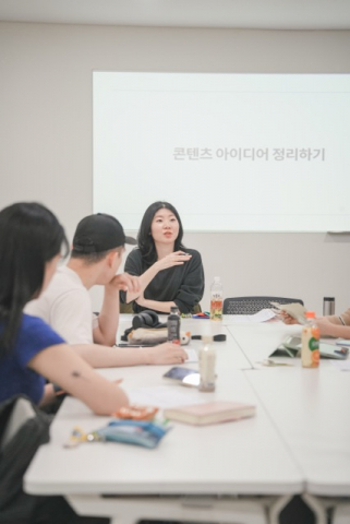 ‘주간 내일’ 워크숍 현장. 9명의 내일지망생이 각자의 관심사와 경험을 바탕으로 프로그램을 구성해 퍼스널컬러 컨설팅, 키링 제작, 심리 가계부 작성, 디자인 실습 등 다채로운 주제