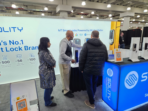 ‘ISC East 전시회’에서 솔리티 제품을 살펴보는 참관객(출처=솔리티)