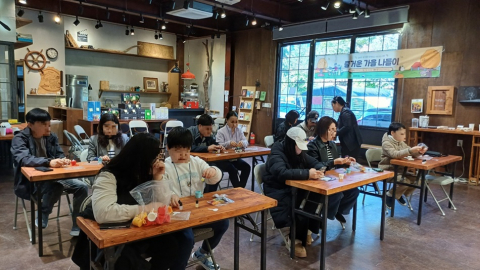 행운 부적 만들기 활동 중인 가족들