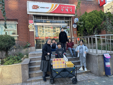 참가자들이 홈리스를 위한 물품을 지원하고 기념 촬영을 하고 있다