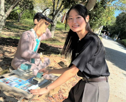 이번 이벤트는 참가자가 가족과 함께 공원을 산책하며 5개 장소에 숨겨진 신형만의 명언 스탬프를 찾아 전용 스탬프 카드에 모으는 형식으로 진행된다