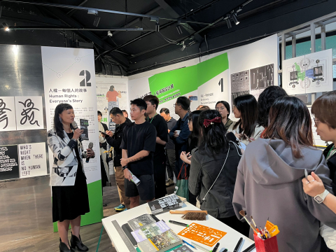 전시 관람 중인 모습