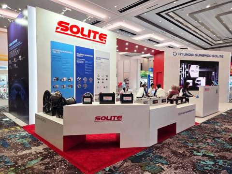 방문 상담이 한창인 AAPEX 2025 현대성우쏠라이트 전시 부스