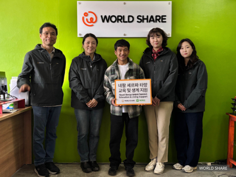 타망과 월드쉐어 지부 및 본부 직원들이 기념 촬영을 하고 있다