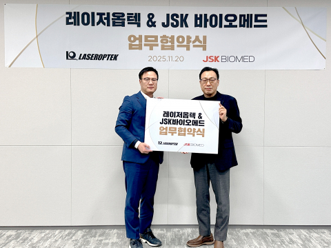 이창진 레이저옵텍 대표(오른쪽)와 마지헌 JSK바이오메드 대표가 업무협약 체결식에서 기념 사진을 촬영하고 있다(사진=레이저옵텍)
