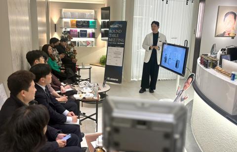 라운드 테이블 미팅에서 참석자들이 서영한 대표원장의 강연을 경청하고 있다(사진=레이저옵텍)
