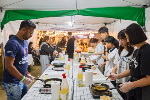 ‘2025 별바다부산 나이트 마켓’에서 직접 전만들기 체험을 하는 내외국인 참가자들