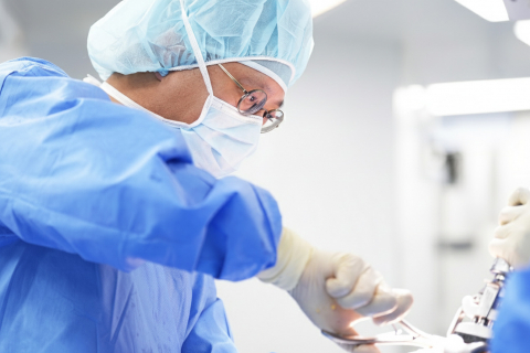 SNU서울병원 무릎전담팀 이상훈 대표원장이 ‘서울대 정형외과 Cadaver 워크샵’에서 인스트럭터로서 국내 의료진을 대상으로 정교한 인공관절 술기를 전수했다(제공=SNU서울병원)