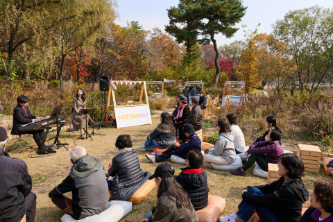 ‘느슨한 가드닝 데이’에서 공연을 즐기고 있는 참가자들의 모습
