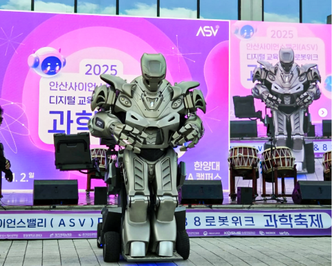 거대한 타이탄 로봇