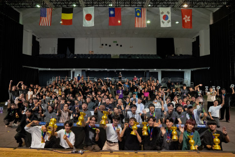 ‘2025 World Diabolo Contest’ 참여 아티스트들이 단체 사진을 촬영하고 있다