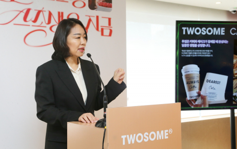 투썸플레이스가 ‘투썸 2.0 안국’에서 2025 홀리데이 시즌 기자간담회를 개최하고 2025년 브랜드 방향성과 홀리데이 시즌 주요 전략, 신제품 라인업을 공개했다. 사진은 투썸플레