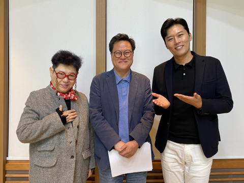 MBC 라디오 ‘여성시대 양희은, 김일중입니다’ 진행자들과 인문공동체 책고집 최준영 대표가 라디오 녹음을 진행했다