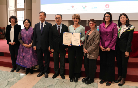 왼쪽에서 세번째부터 최태호 주밀라노대한민국총영사, 최용주 서울과학종합대학원 총장, 크리스티나 프란디 토리노대학교 총장