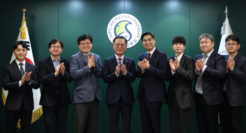 유지범 성균관대학교 총장(가운데 왼쪽)과 김만기 서울AI재단 이사장(가운데 오른쪽)이 업무협약 체결 후 양 기관 관계자들과 함께 기념사진을 촬영하고 있다