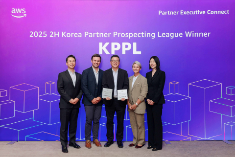 왼쪽부터 허정열 AWS 코리아 파트너 사업 총괄, 크리스 케이시(Chris Casey) AWS 아시아·태평양 및 일본(APJ) 파트너십 총괄, 장진환 스마일샤크 대표, 코리 브리스코(Corrie Briscoe) AWS 아시아·태평양 및 일본(APJ) 파트너 코어 총괄, 방희란 AWS 한국 파트너 세일즈 총괄